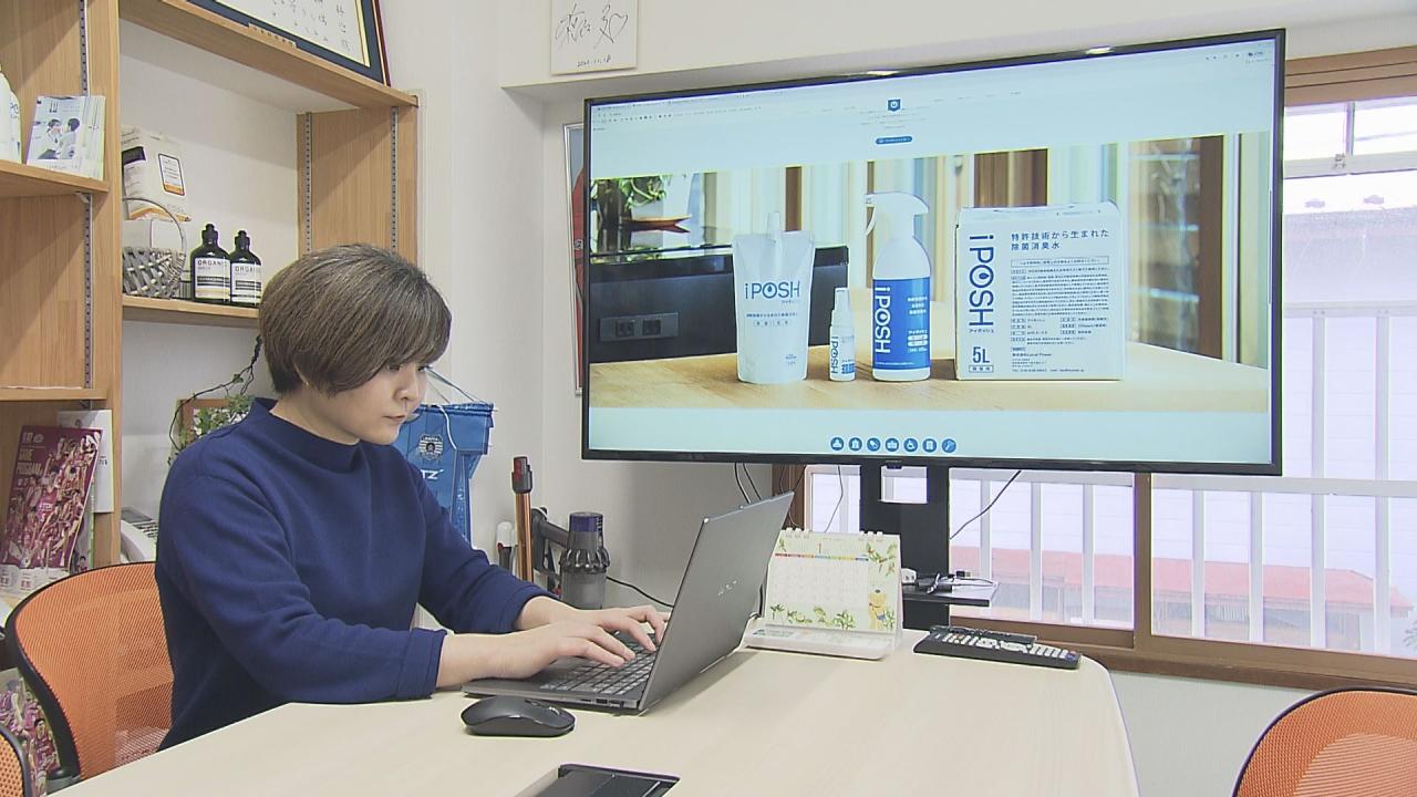 窓, テーブル, ノートパソコン, 座る が含まれている画像AI 生成コンテンツは誤りを含む可能性があります。